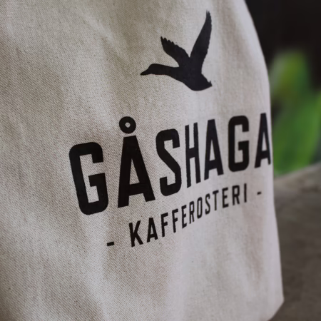 Närbild på Gåshaga Kafferosteri tote bag