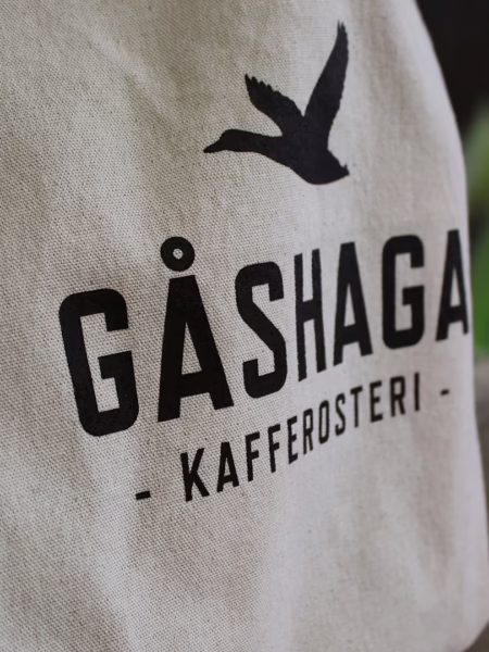 Närbild på Gåshaga Kafferosteri tote bag