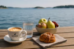 Frukt på jobbet -Cappuccino, Vatten, Kanelbulle, Fruktskål på brygga vid skärgården