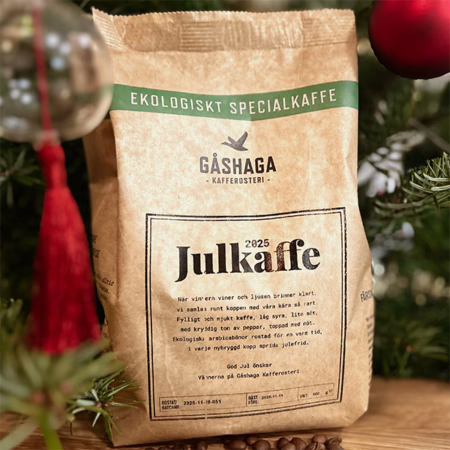 Gåshaga Kafferosteri Julkaffe 2025 vid julgran med röda julgranskulor