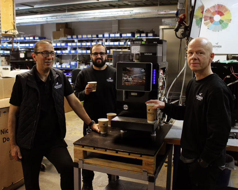 Tre kaffetekniker i verkstad