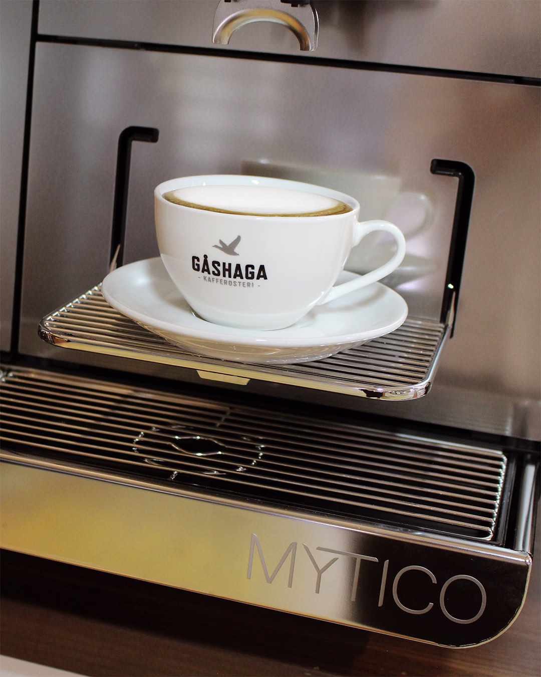 Nygjord cappuccino i Franke Mytico Due med kaffe från Gåshaga Kafferosteri