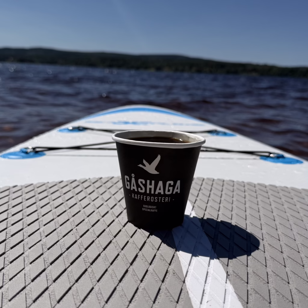 Gåshaga Kafferosteri svart takeaway mugg på SUP