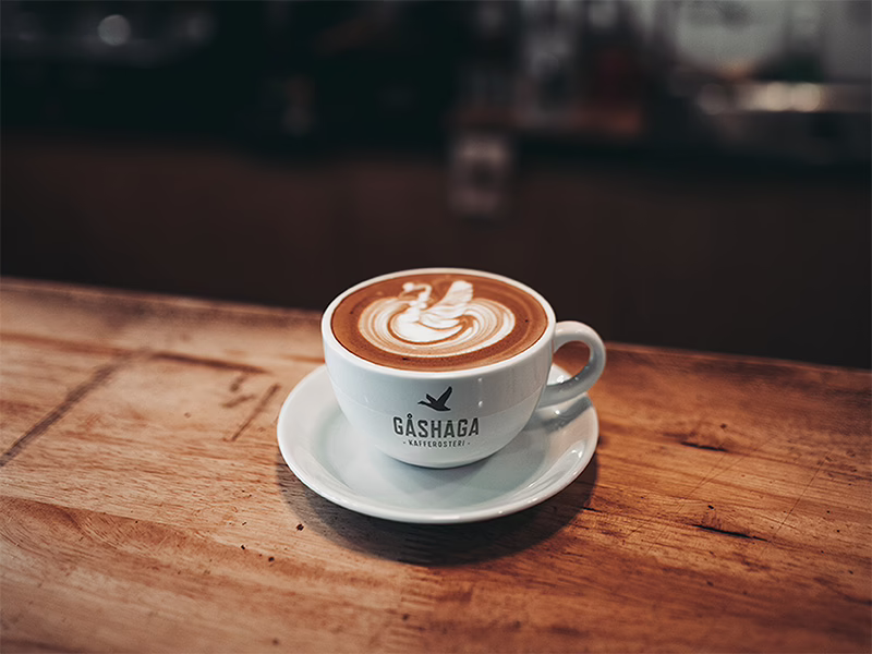 Gåshaga Kafferosteri kaffekopp med svan latte art